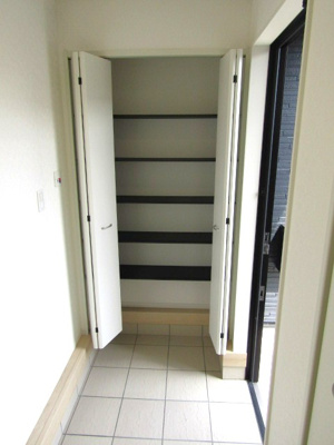 【玄関】 | クレイドルガーデン甲府市富竹第5　3号棟 | シンプルで使いやすい玄関です