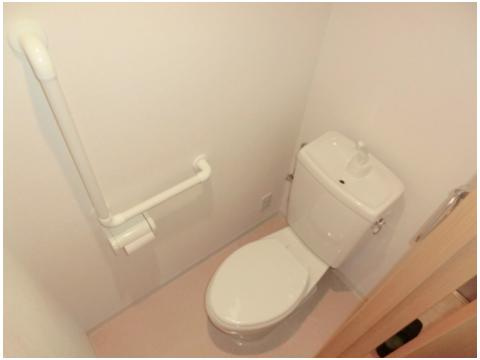 シンプルで使いやすいトイレです♪