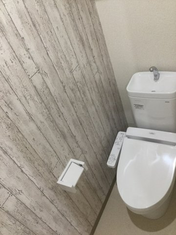 温水洗浄便座付きのトイレです♪