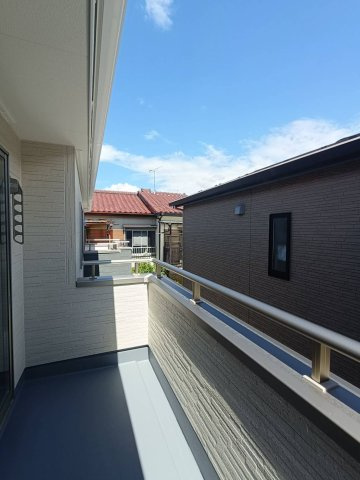 八潮市　鶴ケ曽根　新築戸建　全1棟のバルコニー|バルコニーからの眺めを楽しみながら食事をしませんか