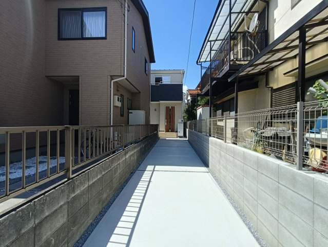 八潮市　鶴ケ曽根　新築戸建　全1棟の前面道路含む現地写真|前面道路含む現地写真です