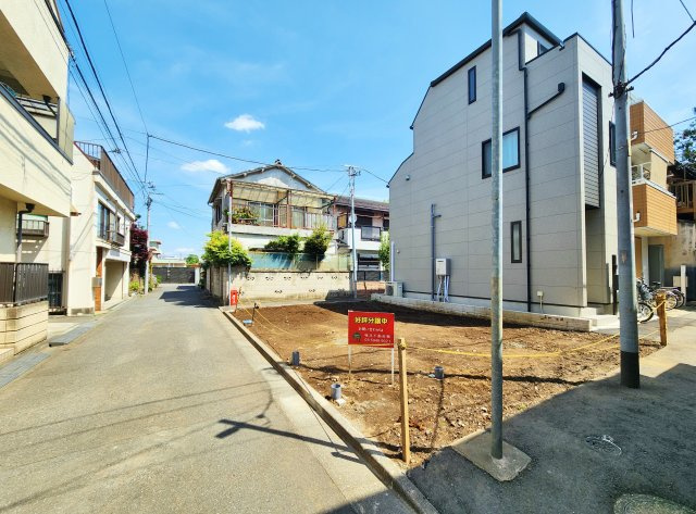 北区赤羽台4丁目 限定1区画の前面道路含む現地写真|【開放感溢れる三方角地の贅沢な売地】
人気の赤羽エリア♪
バス停も徒歩1分　3路線利用可能で利便性の良い立地です