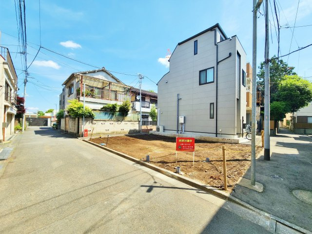 北区赤羽台4丁目 限定1区画の前面道路含む現地写真|【開放感溢れる三方角地の贅沢な売地】
人気の赤羽エリア♪
バス停も徒歩1分　3路線利用可能で利便性の良い立地です