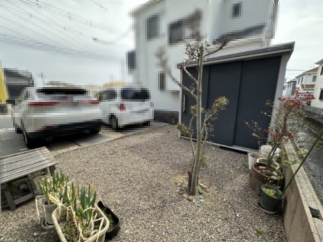 姫路市西庄の庭|【庭】
外の風を感じながらほっと一息つける空間です。植物を育てたり、椅子を置いてくつろいだり、日常に小さな癒しをもたらしてくれます。