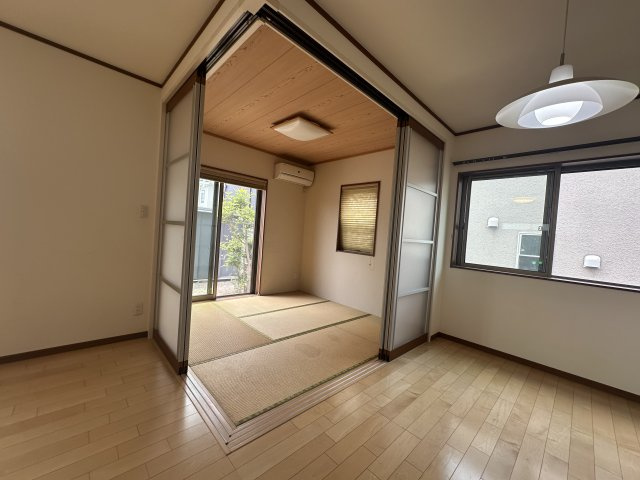 姫路市西庄の和室|【和室(約4.5帖)】
隣接するLDKの扉を開放すれば、より広々とした空間として利用できます。お子様の遊び場や客間などライフスタイルやシーンに合わせて活用できる設計です。
