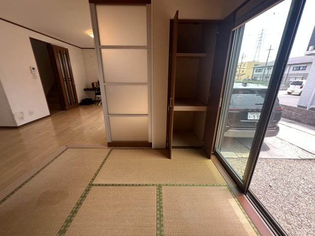 姫路市西庄の和室|【和室(約4.5帖)】
家事スペースとしても利用可能です。三段に分かれた収納スペースが設けられています。季節家電や思い出のアルバムなどを多岐にわたって収納可能です。