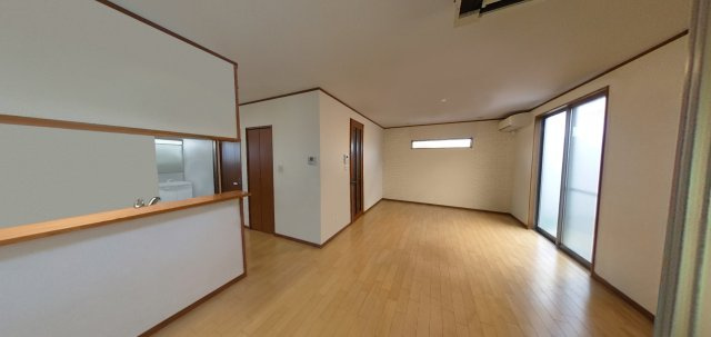 姫路市西庄の居間・リビング|【LDK】
キッチン前にダイニングテーブルを配置すると、配膳や片付けがスムーズに。調理や片付けをしながらの会話も弾みます。※CG加工された画像のため実際とは異なる場合がございます。