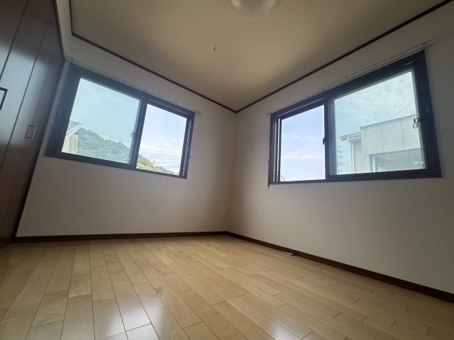 姫路市西庄の洋室|【北側洋室(約6.1帖)】
2面採光で陽当り良好。風通しがよく換気を行えます。心地良い空間でゆったりと過ごすことができそうです。