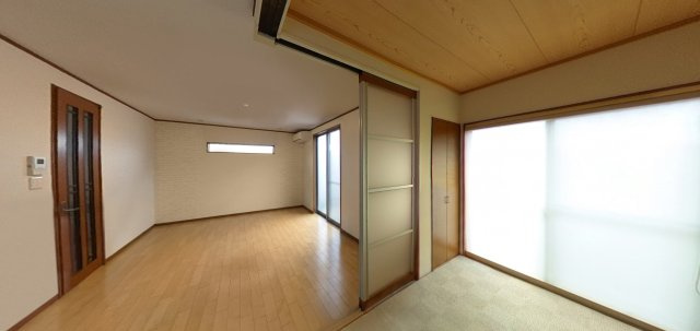 姫路市西庄の居間・リビング|【LDK】
隣接する和室の扉を開放すれば、より広々とした空間として利用できます。ライフスタイルやシーンに合わせて活用できる設計です。※CG加工された画像のため実際とは異なる場合がございます。