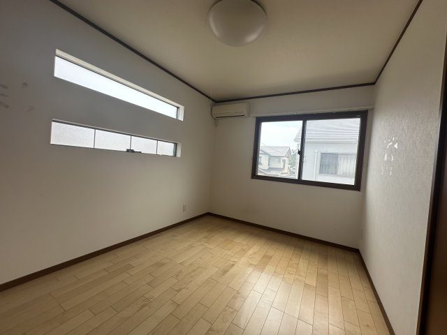 姫路市西庄の洋室|【南側洋室(約6.1帖)】
約6.1帖の洋室です。南側と東側に窓が配されています。腰高窓なので、家具の配置が考えやすい間取りです。