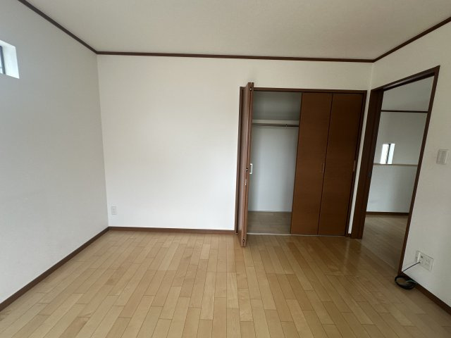 姫路市西庄の収納|【南側洋室(約6.1帖)】
入口近くにクローゼットが設けられています。収納を活用してお部屋がすっきり片付きます。各洋室の間に収納スペースを設けることで、生活音が気になりにくいです。