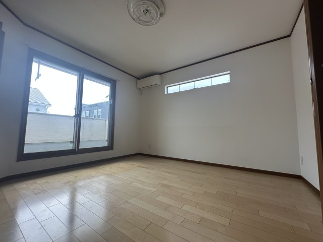 姫路市西庄の洋室|【南側洋室(約7.9帖)】
バルコニーに面し、洋室の中で一番広く主寝室におすすめの洋室です。南向きですので、光が差し込みます。
