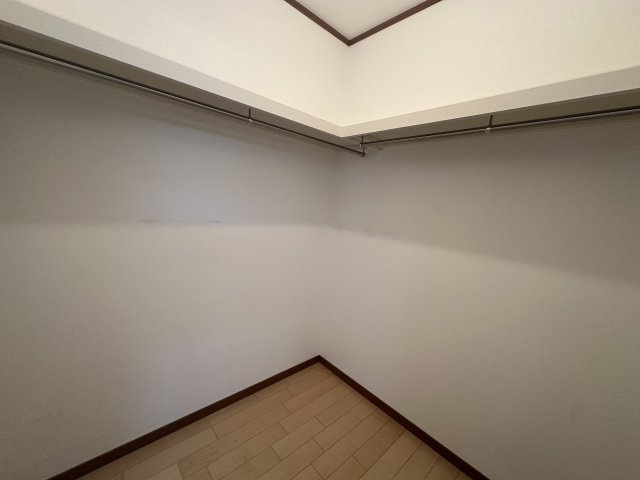 姫路市西庄の収納|【WIC】
約7.9帖の洋室に設置されたWICです。収納家具などを設置することも可能な広さ。衣服や小物はもちろん、スーツケースや季節家電などの収納にも便利です。