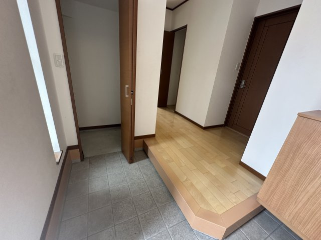姫路市西庄の玄関|【玄関】
玄関は収納スペース付きです。ベビーカーやゴルフバックなど大きいものも収納できます。土足のまま出入りできて便利です。