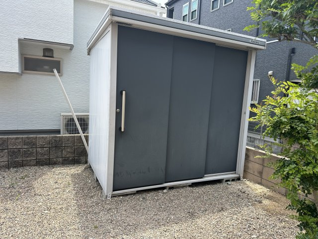 姫路市西庄の庭|【庭】
LDKの掃き出し窓から出入りが可能です。南庭に倉庫が備わります。外遊び道具やDIY工具などを外で使った後にそのまま収納できます。