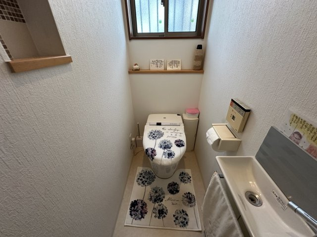 姫路市西庄のトイレ|【トイレ】
温水洗浄便座付きのトイレです。寒い時期でも温かな便座で快適に使うことができます。リモコンが壁に設置され、操作しやすい仕様です。