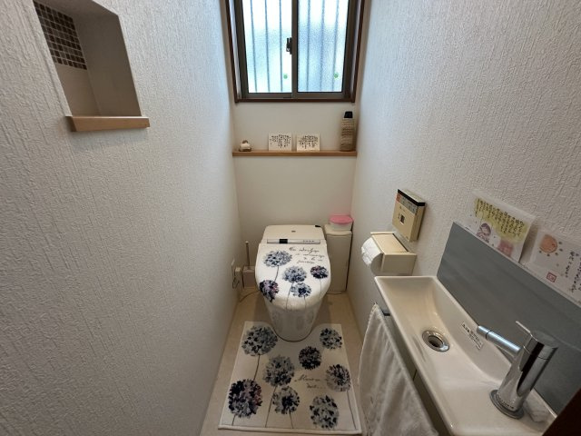 姫路市西庄のトイレ|【トイレ】
トイレは各階に設置されており、朝の支度や来客時など忙しい時間帯でもスムーズに利用できます。家族それぞれの動線に合わせて使いやすい配置です。