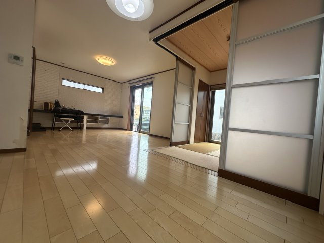 姫路市西庄の居間・リビング|【LDK(約19.4帖)】
ダイニングセットやソファーなど大きな家具も配置しやすい広さ。ゆったりとご家族団らんのひと時をお過ごしいただけます。