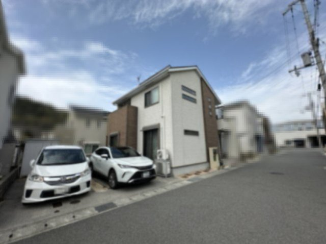 姫路市西庄の外観|【現地外観写真】
2010年7月築。環境や家計にやさしいオール電化仕様の住まいです。住宅街に位置し、落ち着いた暮らしが叶います。