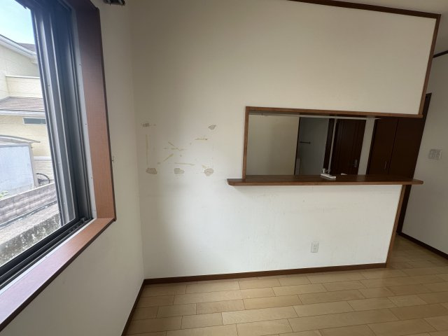 姫路市西庄の居間・リビング|【LDK(約19.4帖)】
キッチンのカウンター越しにご家族との対話を楽しんでいただけます。カウンターを介して食卓の配膳も捗りそうです。