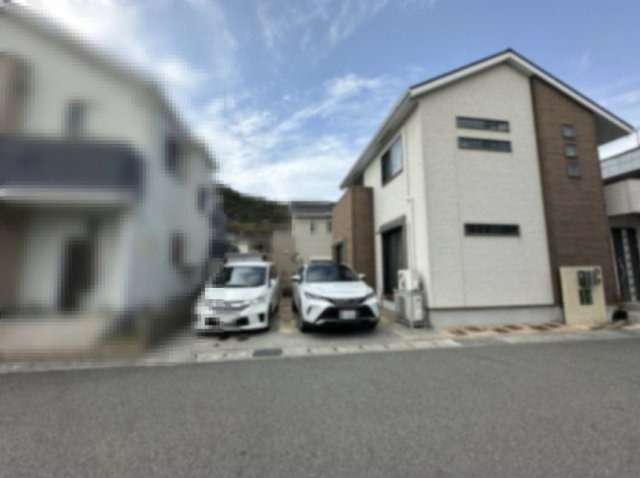 姫路市西庄の外観|【現地外観写真】
カースペース2台分有(車種による)。前面道路との高低差がないため、車や自転車・ベビーカーの出し入れなどもスムーズに行えます。