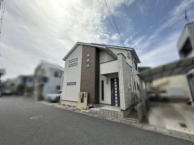 姫路市西庄の外観|【姫路市西庄】
JR姫新線「播磨高岡」駅まで徒歩14分の立地。異なる質感の外壁と落ち着いた色合いが調和し、上品な佇まいが演出されています。