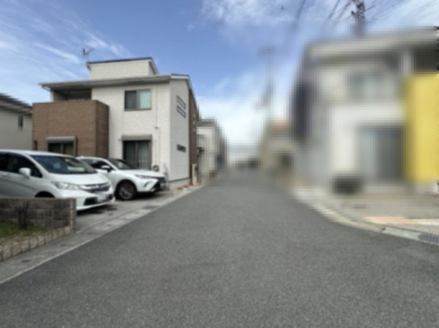 姫路市西庄の前面道路含む現地写真|【前面道路含む現地写真】
前面道路は約6.0mのゆとりある幅員で、車のすれ違いもスムーズに行えそうです。お子さまの送迎や日々の買い物など、車での移動がしやすい環境です。