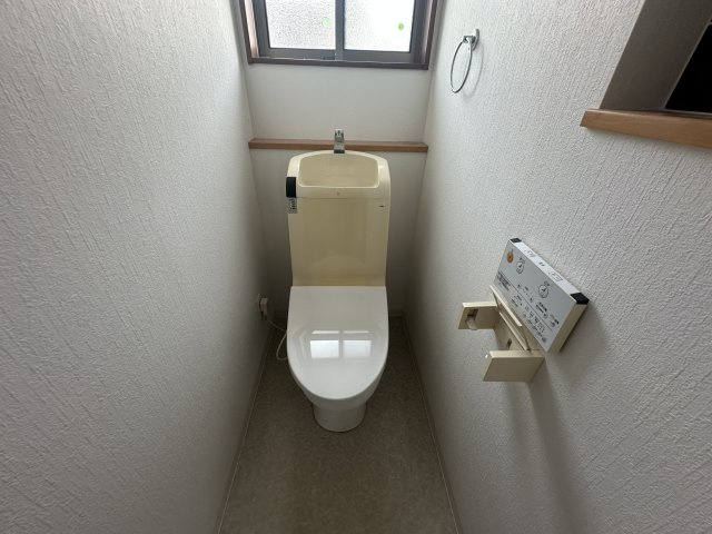 姫路市西庄のトイレ|【トイレ】
トイレは各階に設置されており、朝の支度や来客時など忙しい時間帯でもスムーズに利用できます。換気が可能な窓付きのトイレです。