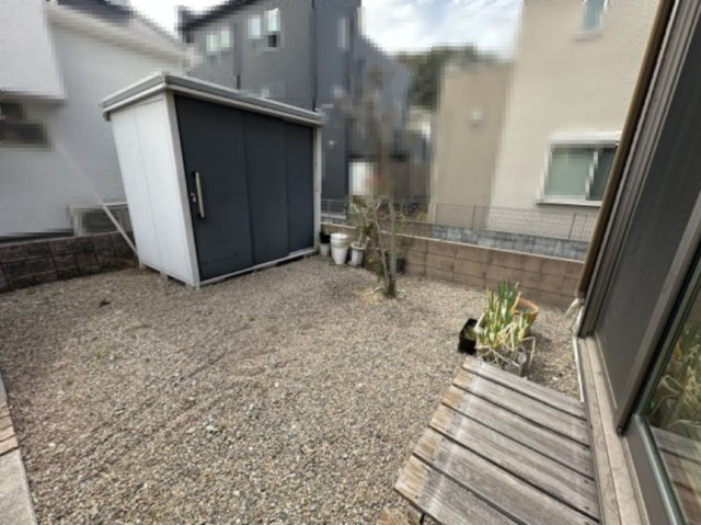 姫路市西庄の庭|【庭】
住まいの南側に庭が設けられており、あたたかな陽光を感じながら過ごせるスペースです。ガーデニングやお子さまの遊び場など、さまざまな用途に活用できます。