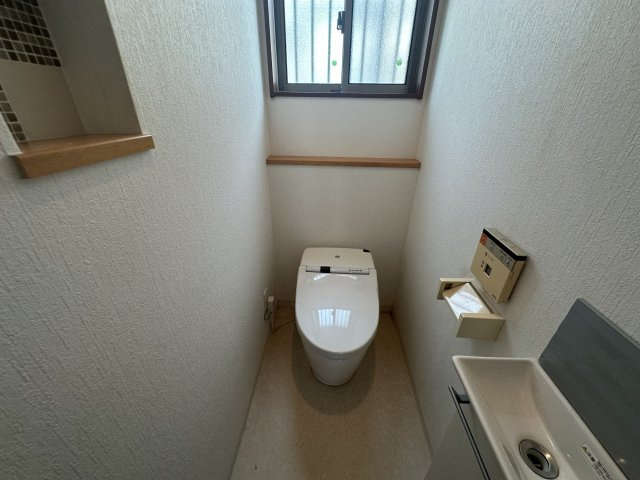 姫路市西庄のトイレ|【トイレ】
温水洗浄便座付きのトイレです。寒い時期でも温かな便座で快適に使うことができます。手洗いカウンターが設けられています。使用後すぐに手が洗え衛生的です。