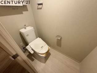 温水洗浄便座機能付きトイレです♪
