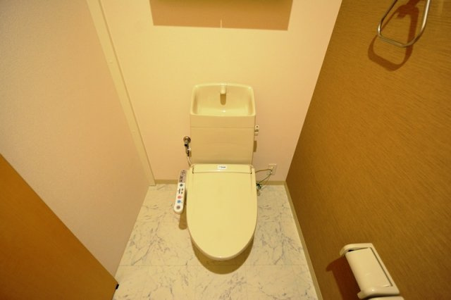 温水洗浄便座付きのトイレです♪