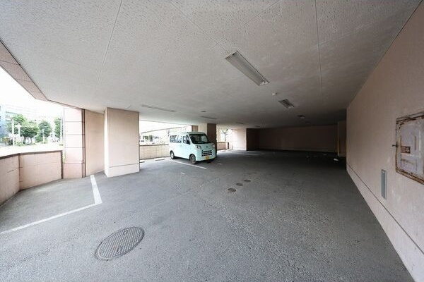 現代ハウス新栄の駐車場