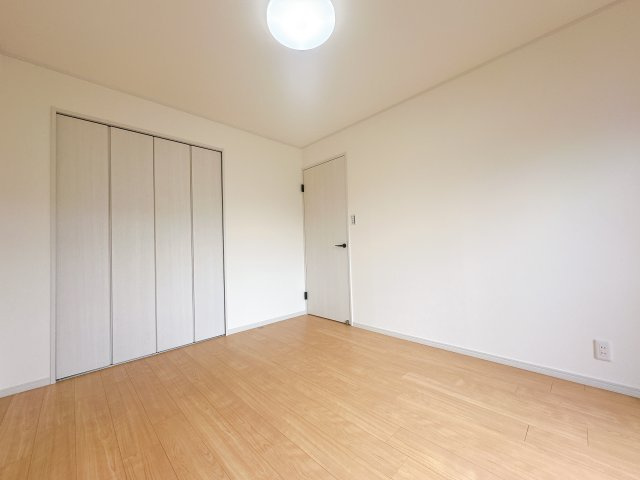 松栄レックスマンションの洋室|南側洋室の別角度です。
5.7帖と一番広いお部屋になります◎