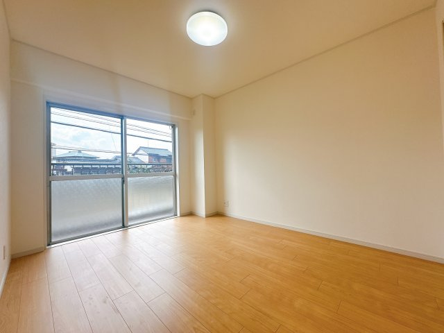 松栄レックスマンションの洋室|南側洋室です。
大きく窓があるので日当たり通風良好です！