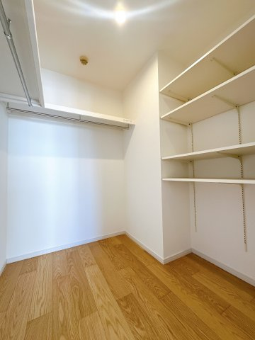 グリーンハイツ外堀通の収納|ウォークインクローゼットです。
家族みんなの分の洋服が丸っと収納できる広さです♪