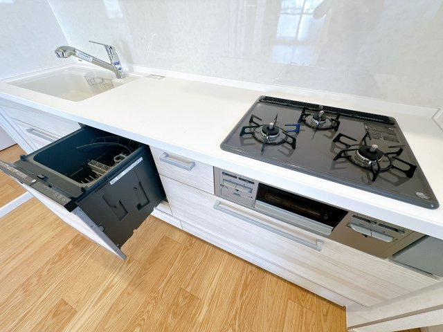 グリーンハイツ外堀通のキッチン|システムキッチンです。
全体に白を基調としていて清潔感があります！食洗器、浄水器付きです◎