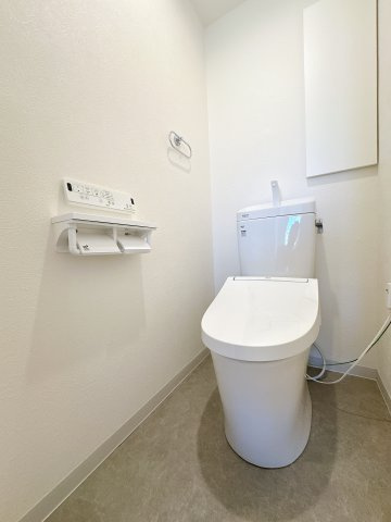 グリーンハイツ外堀通のトイレ|トイレです。
あると嬉しいウォシュレット付きです！棚があり、ストック品や掃除用具をスッキリ整頓できま