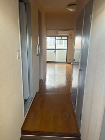 グランピア今津の内装|明るい廊下です。