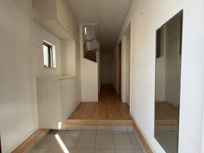 【玄関】 | 沖縄市登川（カーポート太陽光パネル付き） | 十分な収納付き玄関♪