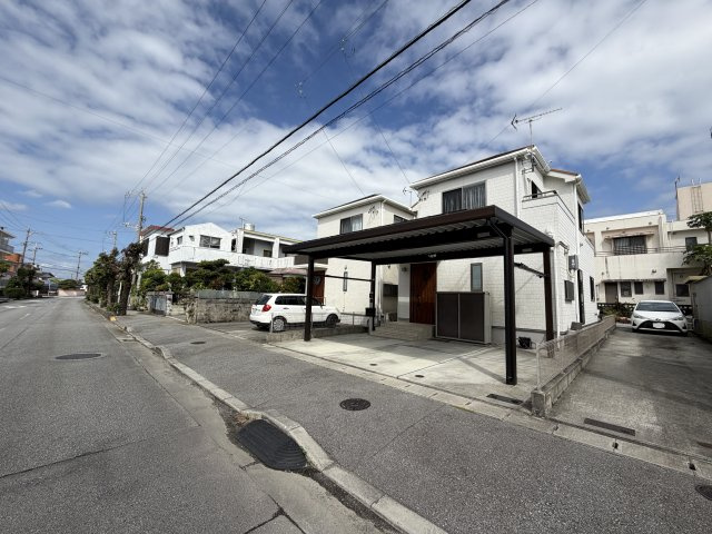 沖縄市登川（カーポート太陽光パネル付き）の外観|並列駐車2台可♪カーポート太陽光パネル付き♪