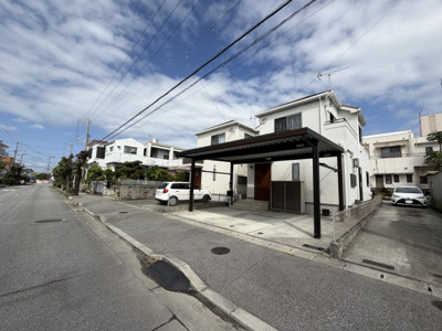 【外観】 | 沖縄市登川（カーポート太陽光パネル付き） | 並列駐車2台可♪カーポート太陽光パネル付き♪