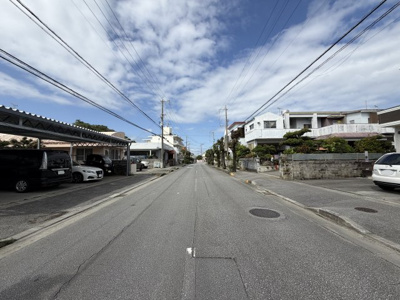 【前面道路含む現地写真】 | 沖縄市登川（カーポート太陽光パネル付き） | ※前面道路公道12m♪