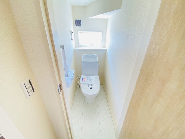 新築　藤岡市下戸塚　Livele Garden.S　2号棟のトイレ|現地写真　節水タイプのウォシュレット付きトイレ、水道料節約に一役買います！
