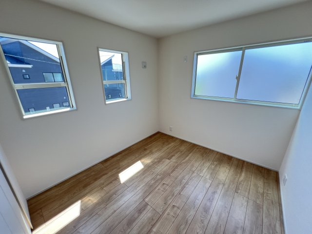 新築　藤岡市下戸塚　Livele Garden.S　2号棟の洋室|現地写真　日当たりと風通しの良い二面採光♪						
					
					
						
					
