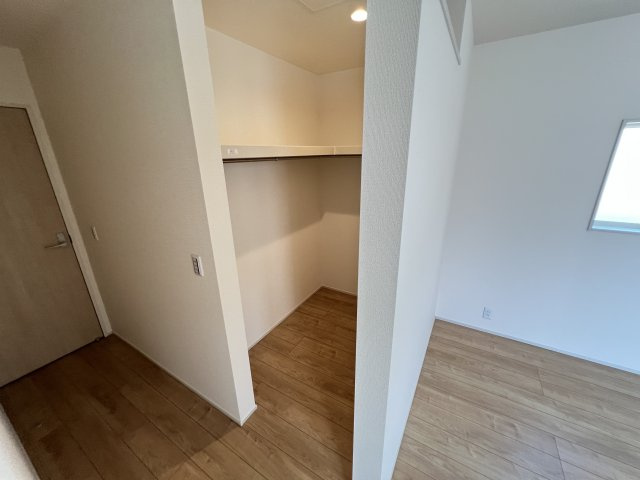新築　藤岡市下戸塚　Livele Garden.S　2号棟の収納|現地写真　主寝室の大型のウォークインクローゼットは収納ラクラク、お部屋スッキリ♪							
