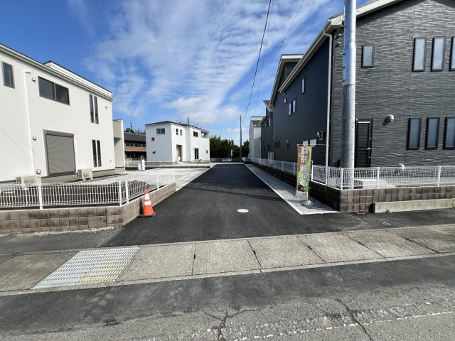 新築　藤岡市下戸塚　Livele Garden.S　2号棟の前面道路含む現地写真|現地写真　北側接道幅員約3ｍ　西側接道幅員約7.2ｍ