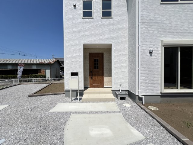 新築　藤岡市下戸塚　Livele Garden.S　2号棟の玄関|現地写真　ポストと一体型のTVモニターホンでセキュリティ安心！
