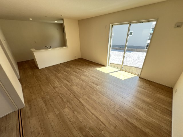 新築　藤岡市下戸塚　Livele Garden.S　2号棟の居間・リビング|現地写真　家族の会話が弾む対面キッチン。お子様の様子も確認できて安心ですね。


