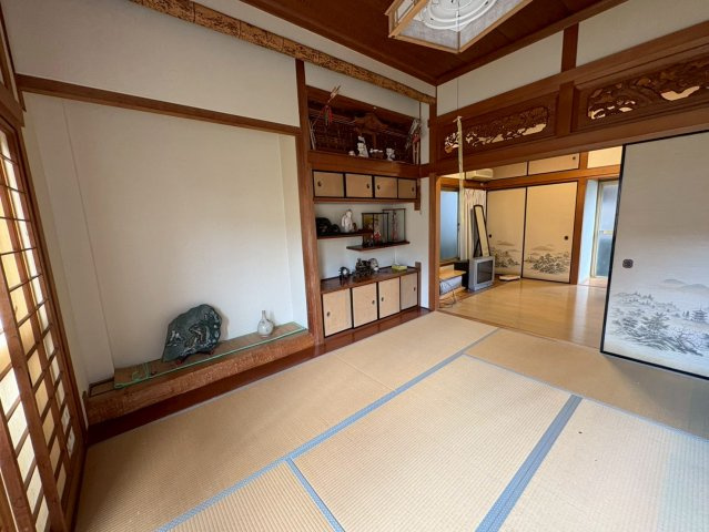 「外壁塗替え済」高知市竹島町　中古戸建の和室|美しい欄間のある和室でくつろぎの時間を